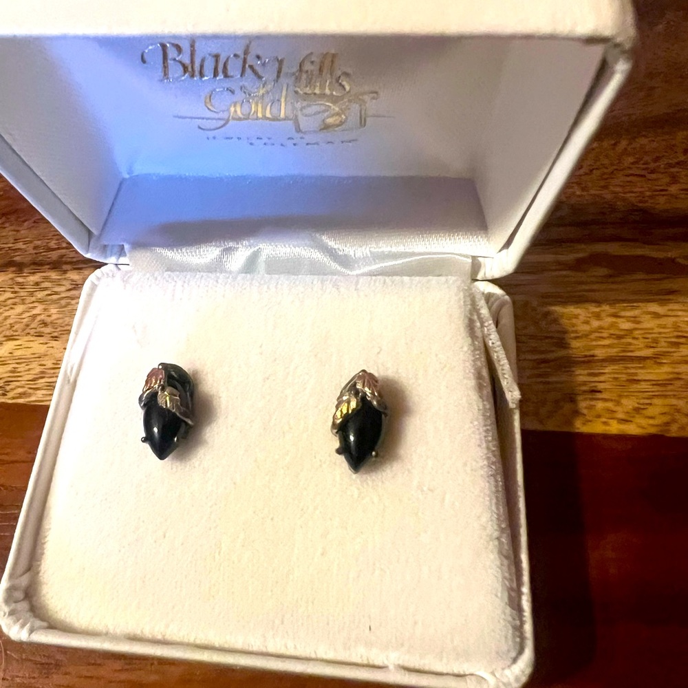 Onyx Black Hills Gold Post Earings. (White Gold)